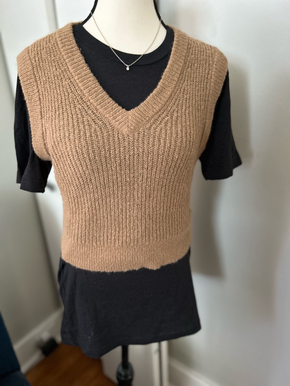 Madewell Cropped V-Neck Sweater Vest - Picture 2 of 7